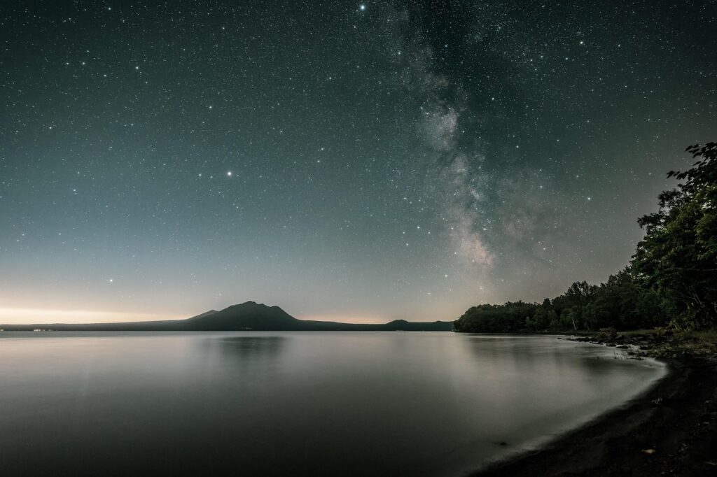 一人旅で楽しむ星空観察のポイントは？