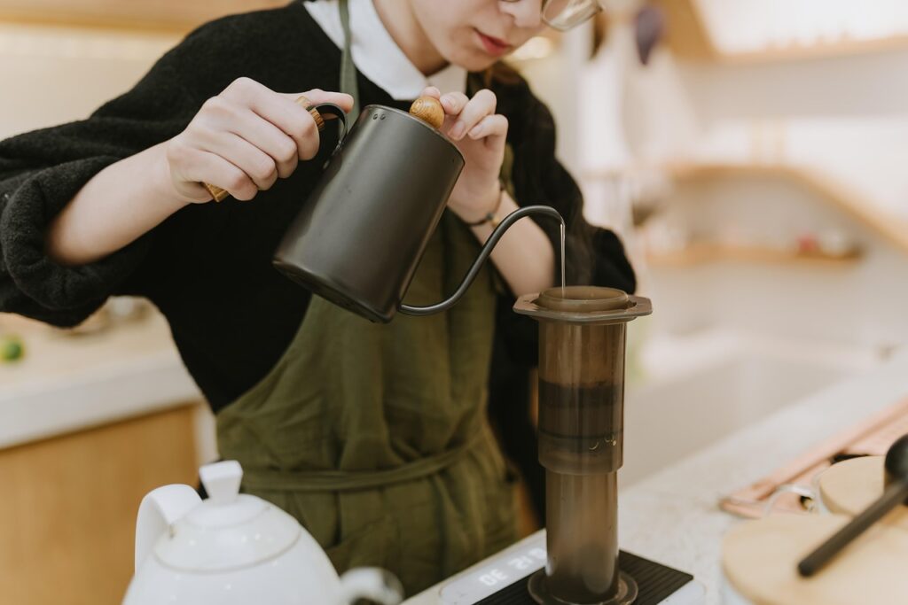 男性の一人旅で長期滞在しながら海外のカフェで仕事をする方法は？