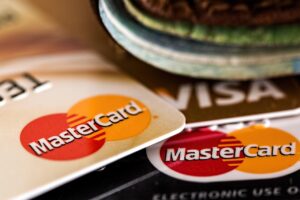 男性の一人旅でクレジットカードを使って無料で利用できる空港ラウンジは？