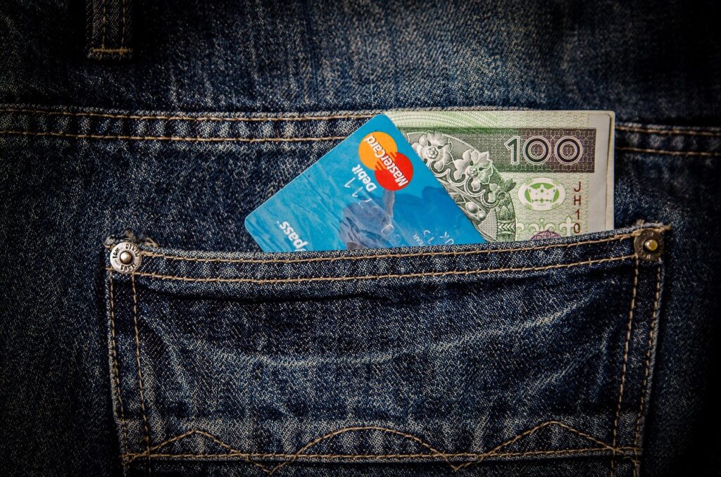 男性の一人旅で利用できるクレジットカードの無料空港ラウンジは？