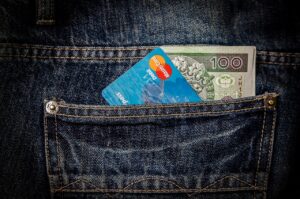 男性の一人旅で利用できるクレジットカードの無料空港ラウンジは？