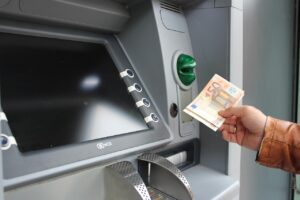 男性の一人旅で海外のATMを利用する際の注意点は？