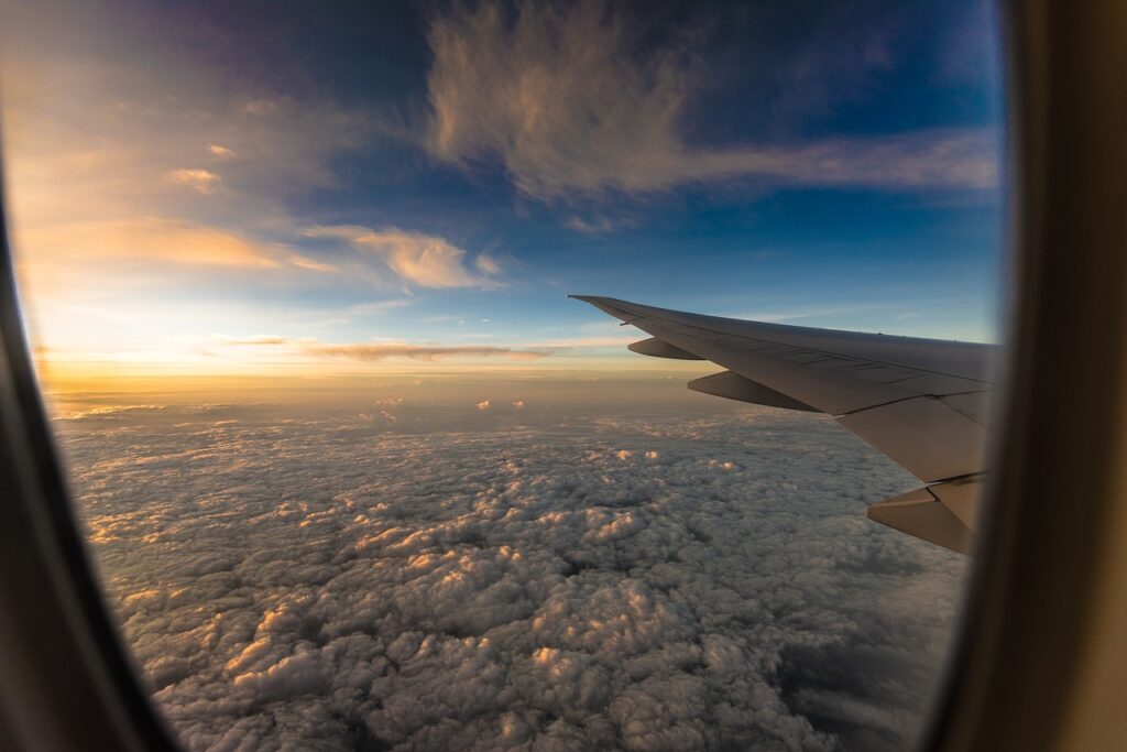 男性の一人旅で飛行機のエコノミーを快適にする裏技は？
