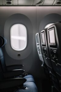 男性の一人旅を快適にする飛行機エコノミーの裏技は？