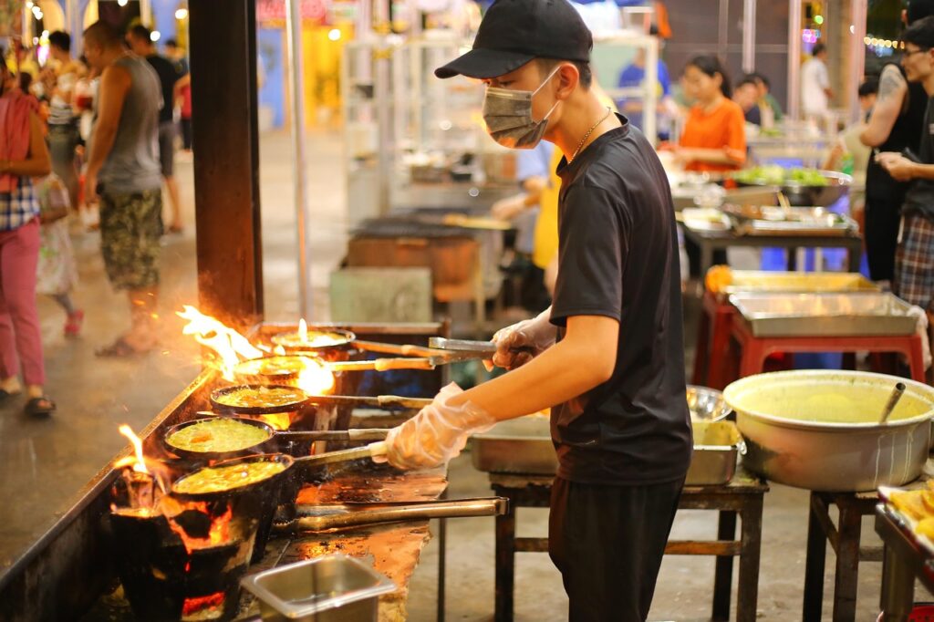 男性の一人旅で楽しむ東南アジアの屋台食事は？