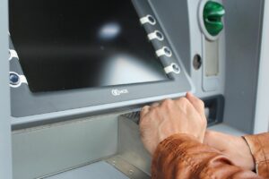 男の一人旅でATM利用時の注意点は？
