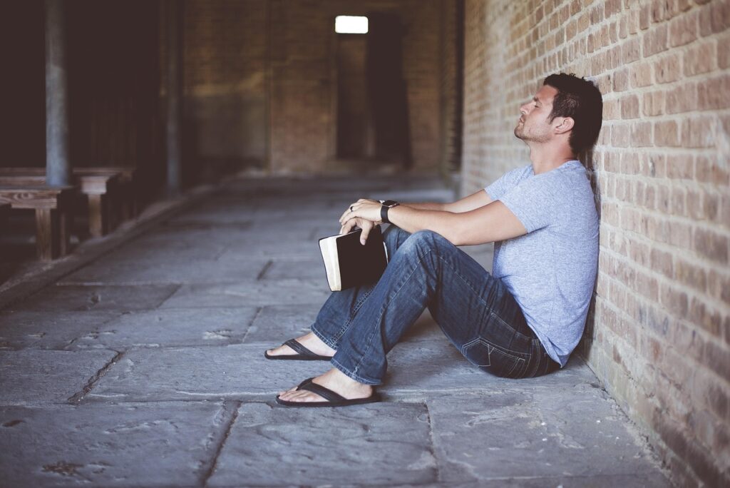 男の一人旅で見知らぬ人と出会う際の注意点は？
