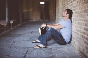 男の一人旅で見知らぬ人と出会う際の注意点は？